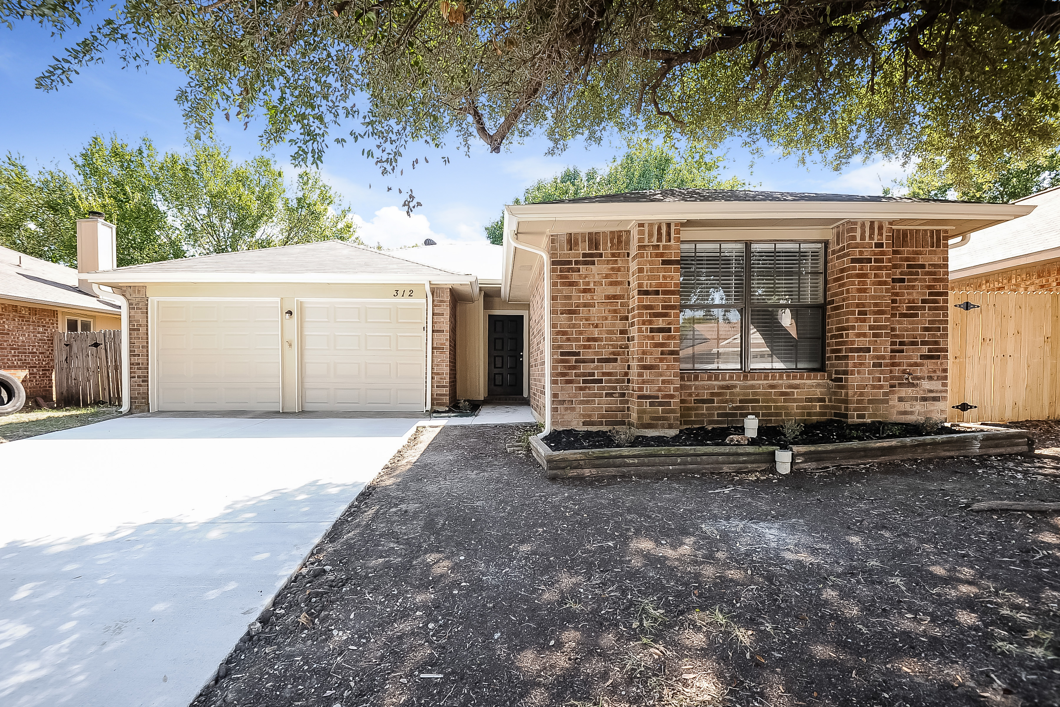 312 Valley Spring Dr Arlington, TX 76018